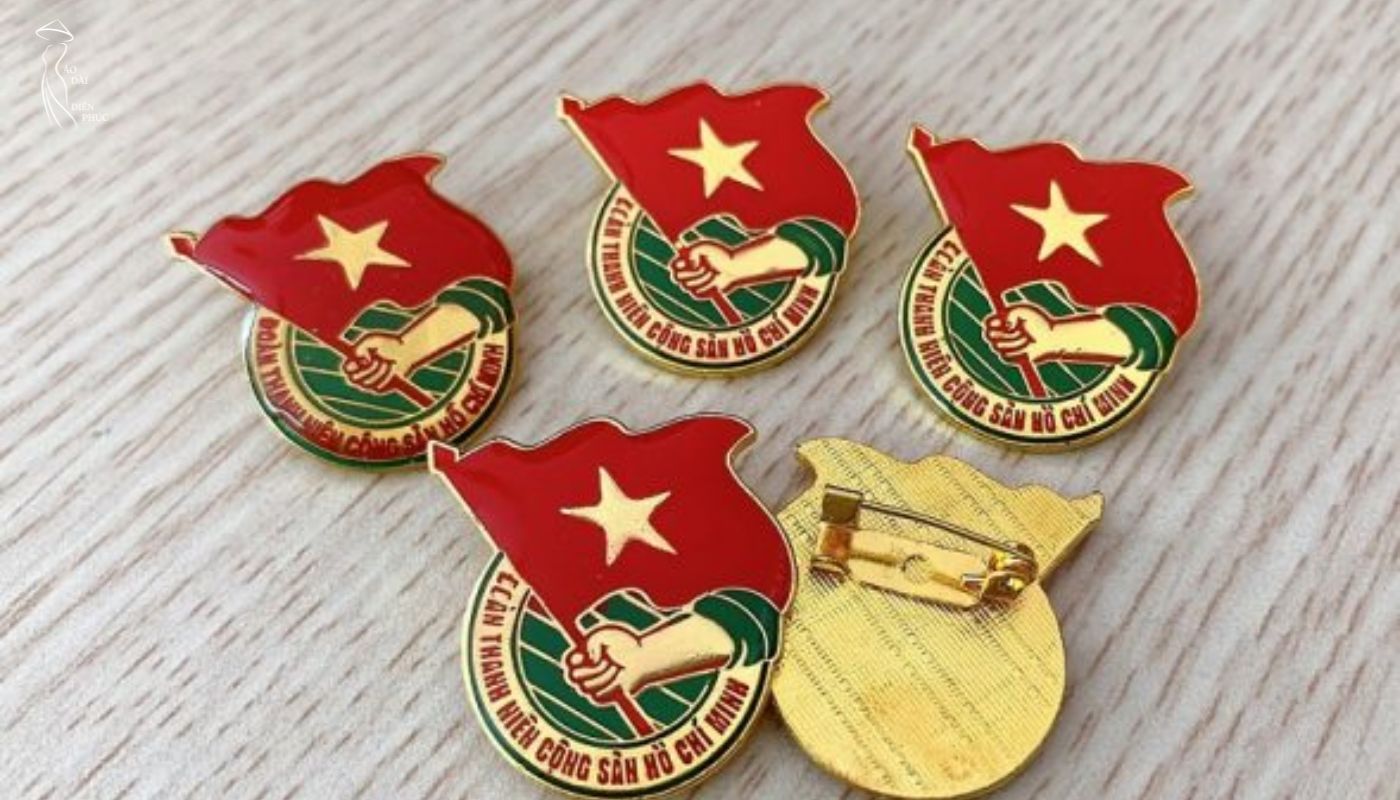 Quy định về việc đeo huy hiệu đoàn khi mặc áo dài